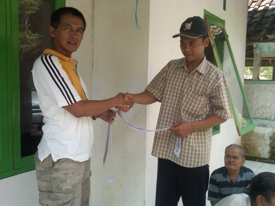 Simbolic giveing of volume tape to a leader of farmer group in Ciamis